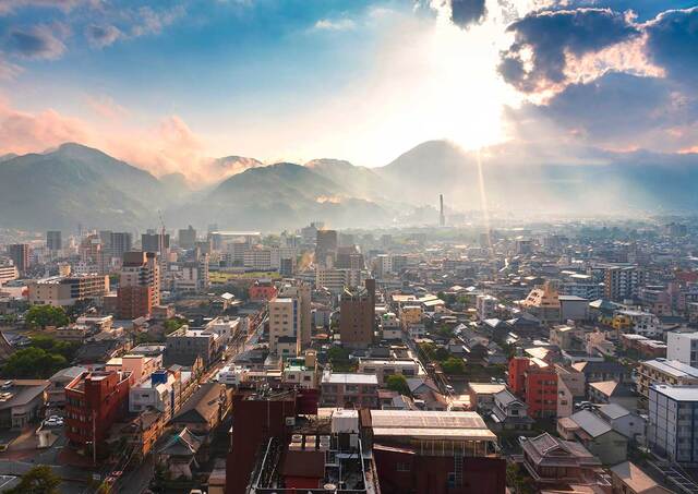 Beppu város naplementében