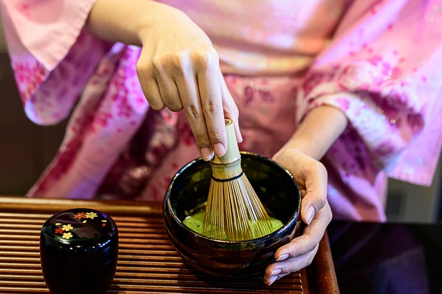 Hölgy kimonóban japán zöld teát készít