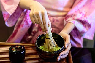 Hölgy kimonóban japán zöld teát készít