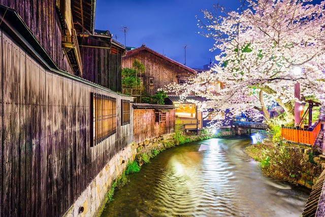 A Shirakawa folyó esti látképe Gionban