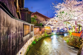 A Shirakawa folyó esti látképe Gionban