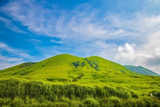 Az Aso-hegy zöldellő dombjai, Kumamoto