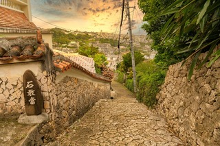 Naplemente a Shurikinjo kőburkolatú útján, Naha, Okinawa