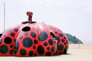 Gyerekek játszanak a Naoshima művészeti szigeten