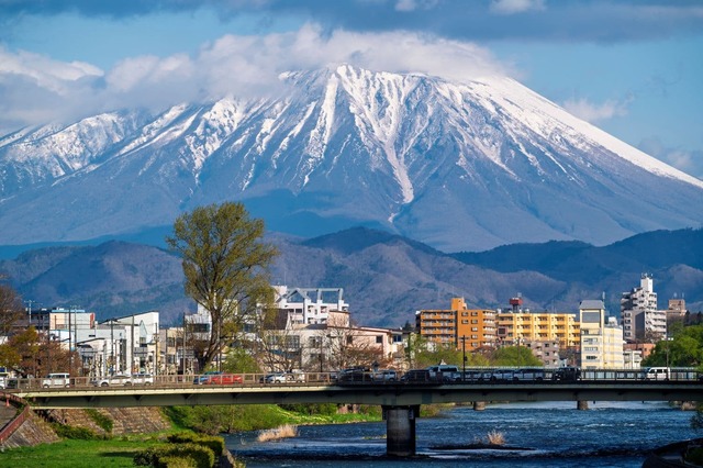 Morioka városképe az Iwate-heggyel