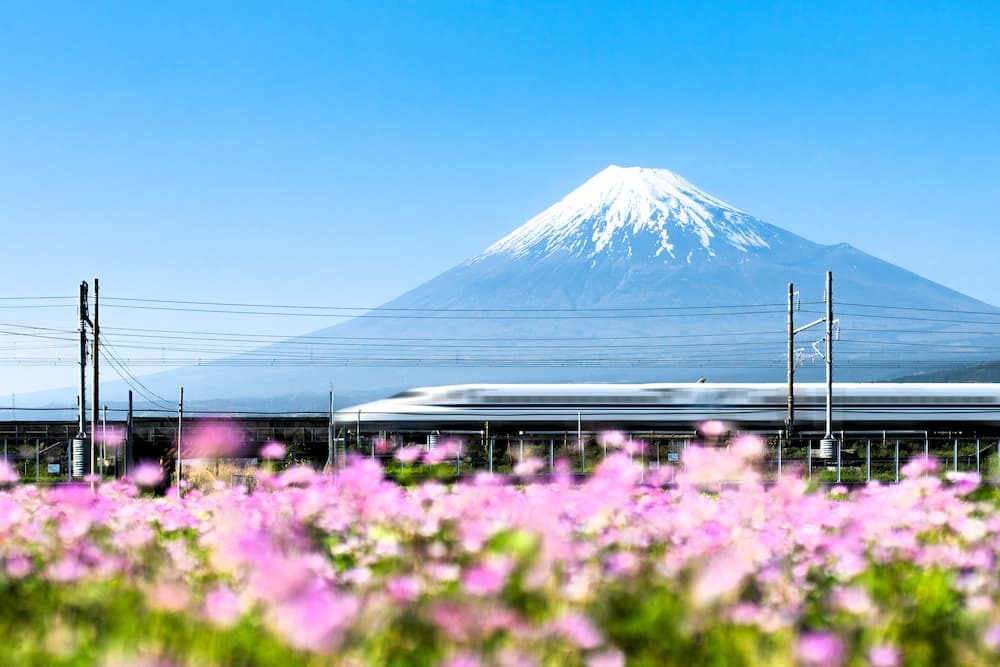 Shinkansen gyorsvonat a Fuji hegy mellett, Yoshiwara, Shizuoka prefektúra, Japán