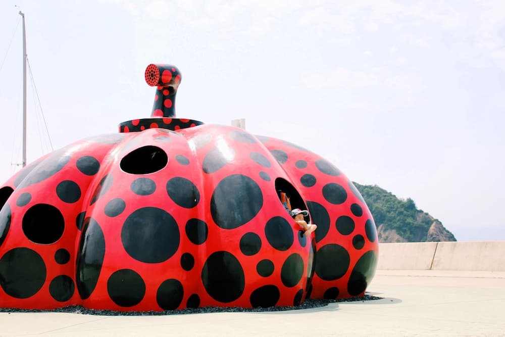 Kusama Yayoi vörös tök Naoshima-ban, Japánban