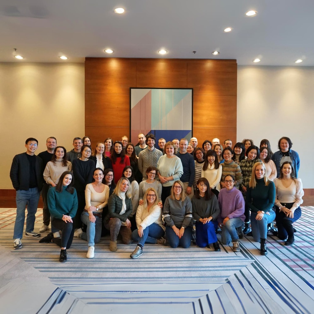 Csoportkép a Japanspecialist csapatról, együtt mosolyogva.