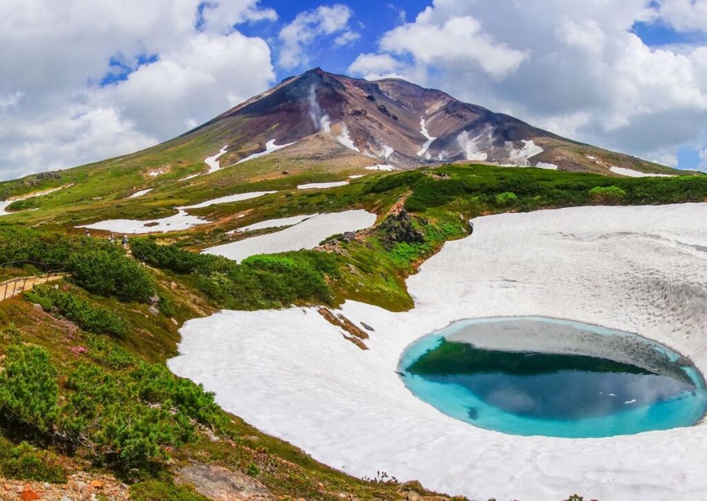 Asahidake-hegy és a Kék tó