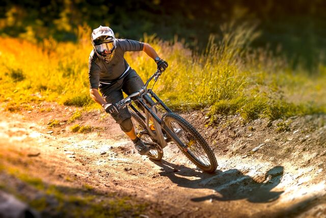 Mountain bike-ozás a napsütésben