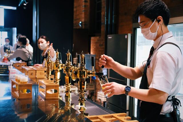 Csaposok a Sapporo Sörmúzeumban