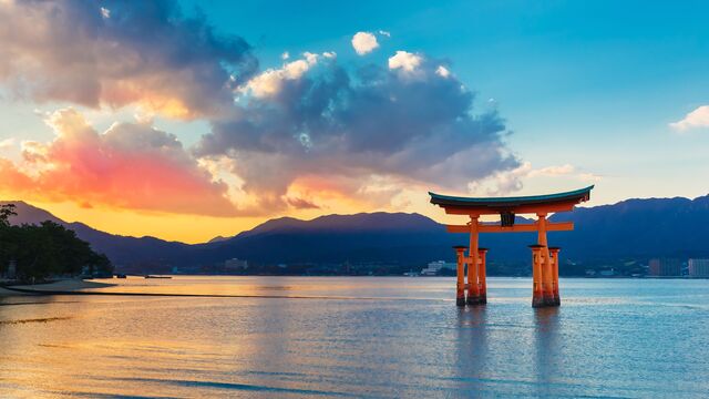 Az Itsukushima szentély torii kapuja Miyajima-szigeten, Japán 