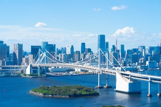 Odaiba a Szivárványhíddal és a Szabadság-szoborral