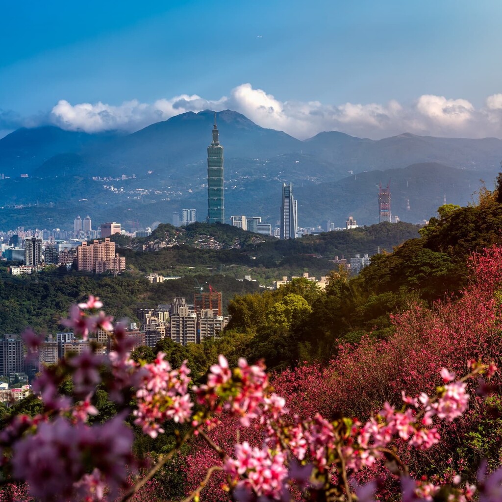 Tajpej városának tavaszi panorámája felhőkarcolókkal
