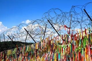 Remény szalagjai a megosztottság határán, DMZ