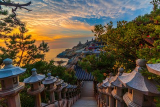 A sziklákra épült Haedong Yonggungsa templom naplementében, Busan