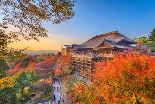 Kiyomizu-dera templom Kiotóban, őszi falevelek ölelésében 