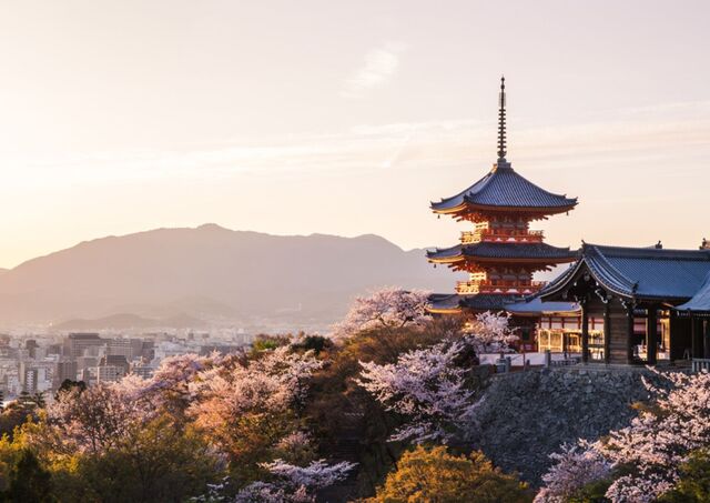 A Kiyomizu-dera templom naplementében, rózsaszín cseresznyevirágokkal, Kiotó