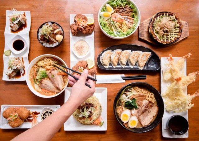 Japán ételek egy asztalon tálalva