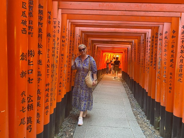 A Fushimi Inari nagyszentély torii kapui alatt, Kiotó