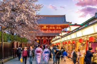 A monumentális Senso-ji templom Asakusa történelmi negyedében, tavasszal