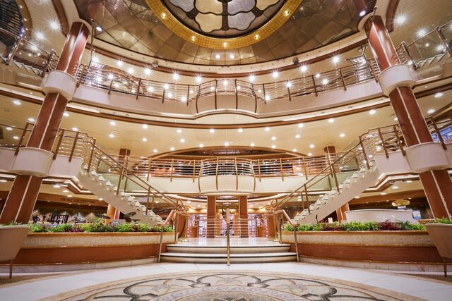 A Diamond Princess elegáns átriuma 