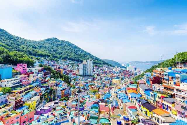 A színes Gamcheon Kultúrfalu Busan domboldalán 
