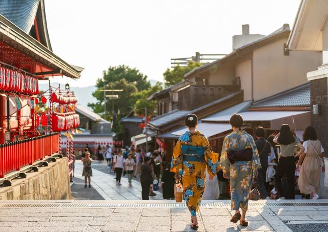 : Fiatal nők hagyományos japán kimonóban a Fushimi Inari-szentélynél