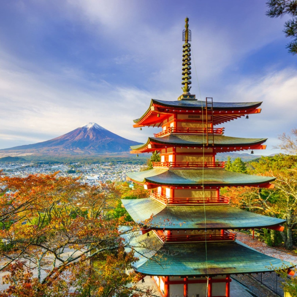 Chureito pagoda, háttérben a hósapkás Fuji-heggyel