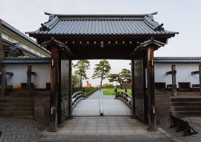 Az Ichinomon-kapu a Kanazawa-kastélynál, Japán
