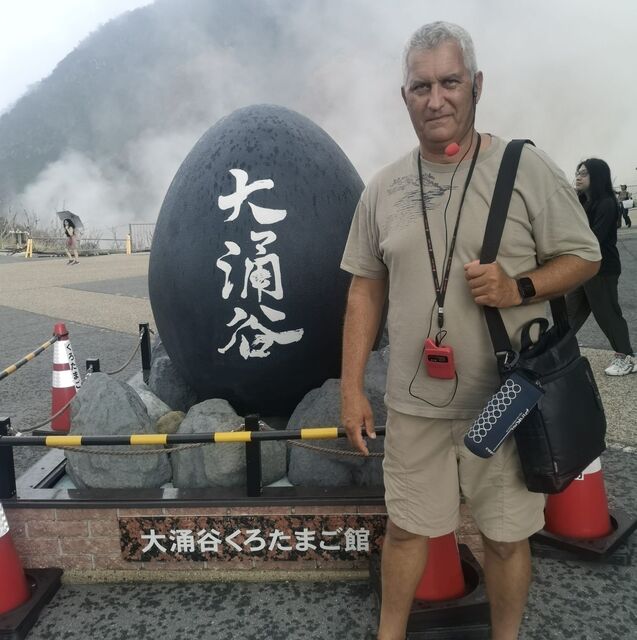 Fekete tojás alakú emlékmű mellett, Owakudani, Hakone 