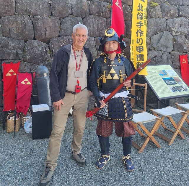 Szamurájviseletbe öltözött japán férfivel 
