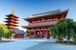 A Senso-ji vörös Hozomon kapuja és ötemeletes pagodája 