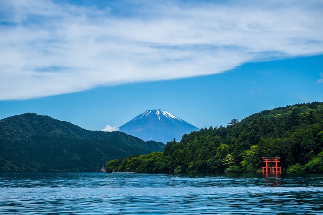 A festői Ashi-tó, háttérben a fenséges Fuji-heggyel, Hakone 