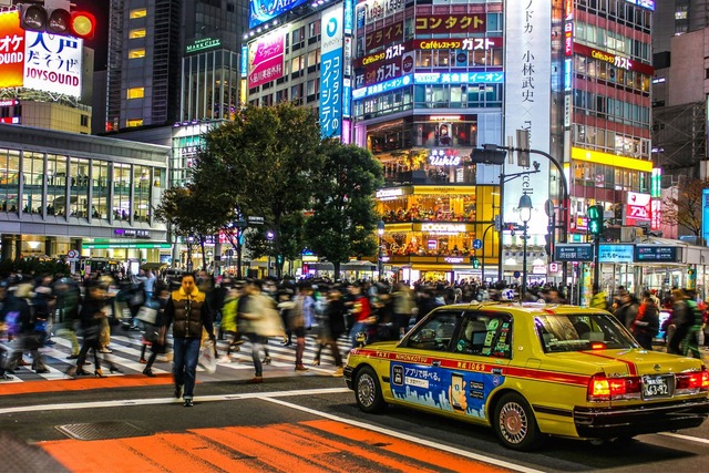 A shibuyai kereszteződés nyüzsgő forgataga 