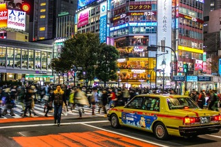 A shibuyai kereszteződés nyüzsgő forgataga 