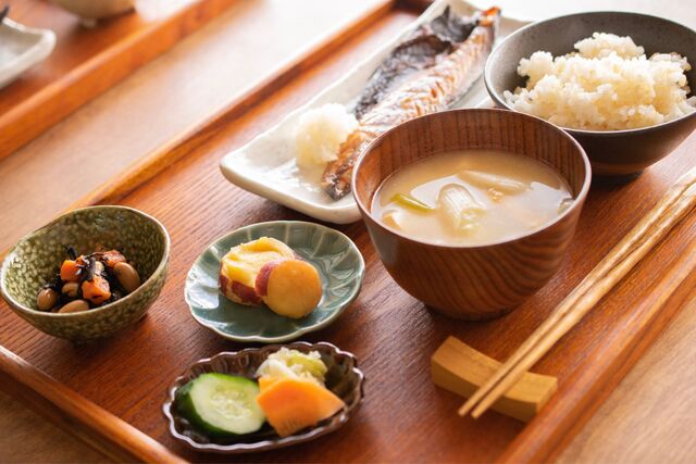 Hagyományos japán menü gőzölgő miso levessel 