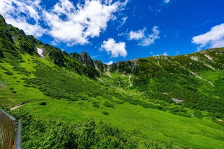 A Senjojiki-katlan káprázatos, smaragdzöld hegyoldalai, Nagano