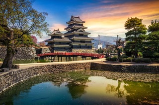 Az impozáns Matsumoto-kastély a Japán-Alpok ölelésében 