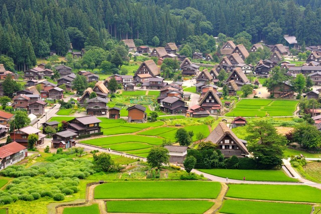 A mesebeli Shirakawa-go festői nádtetős házai 