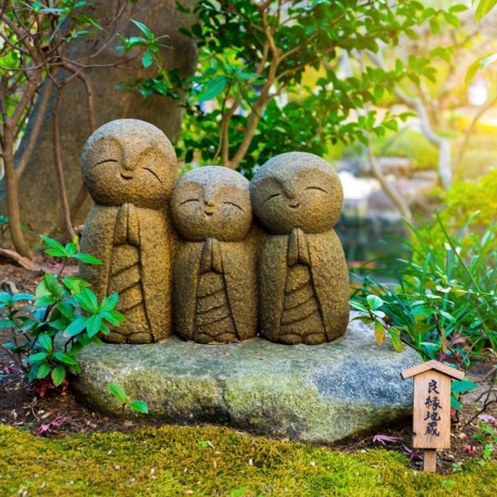 Mosolygó jizo-szobrocskák a Hase-dera templom kertjében, Kamakura
