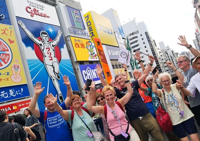 A Japanspecialist vidám utasai egy csoportos körutazáson, Oszaka 