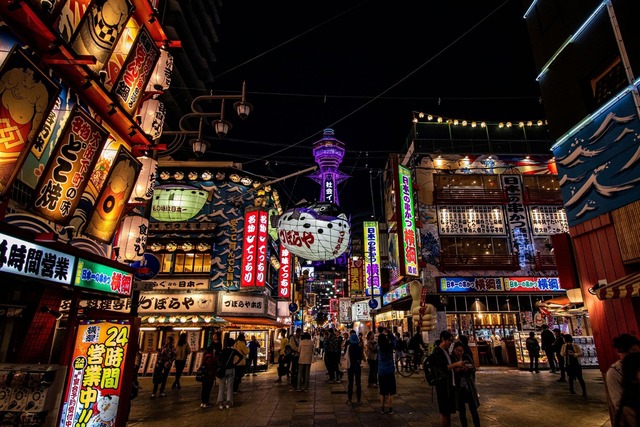 Izakaya bárok esti fényei Oszaka nyüzsgő utcáin 
