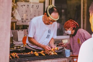 Frissen készülő falatok a Tsukiji piac forgatagában 