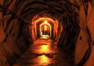 Vörös hidak az alagútban