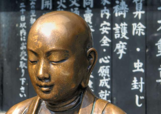 Réz Buddha a tokiói Senso-ji templom közelében