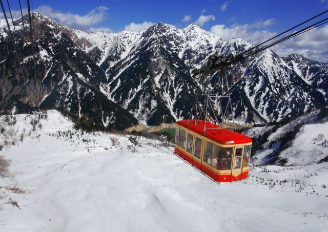 A Tateyama Kurobe alpesi útvonalra közlekedő drótkötélpályás felvonó