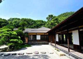 Zöldellő japánkert a Ritsurin-koen kertben