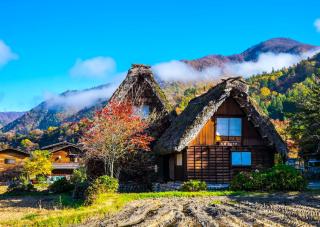 Egy gassho-zukuri ház a völgyekben