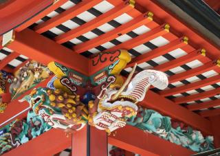 A Kirishima Jingu szentély kifinomult díszítése